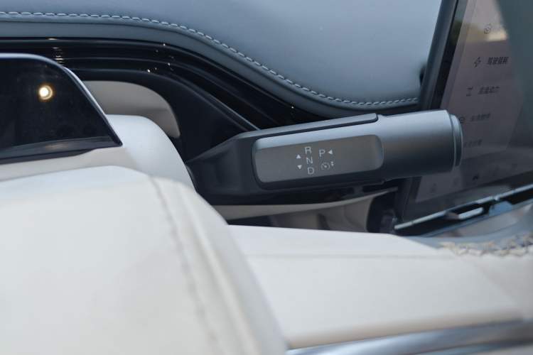 Used Hyptec HT 2023 670 Rear-Drive Ultra-High Voltage Version Gear Lever