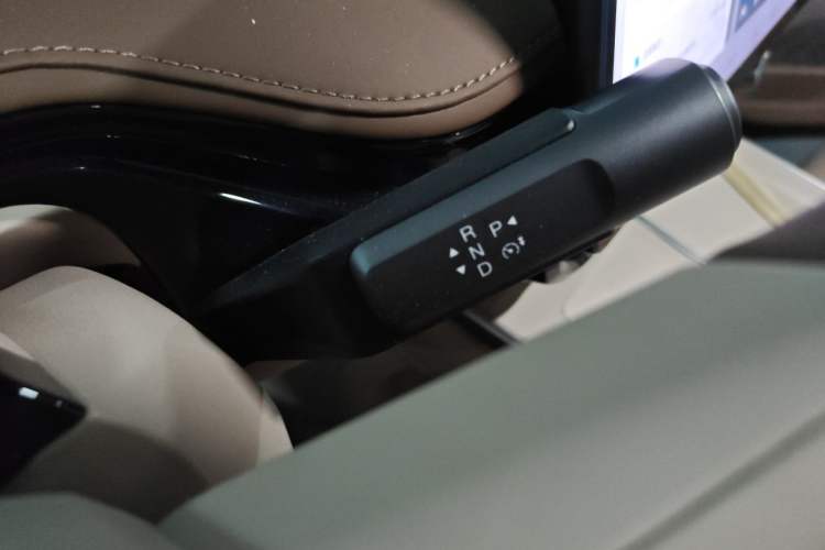 Used Hyptec HT 2023 600 Rear-Drive Tech Edition Gear Lever