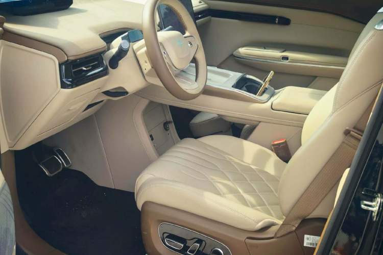 Used Hyptec HT 2023 600 Rear-Drive Tech Edition Interior 2