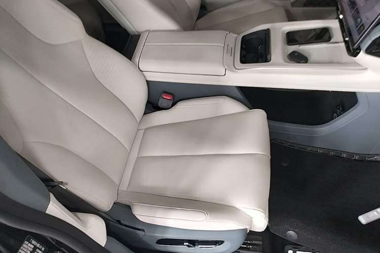 Used Hyptec HT 2023 670 Rear-Drive Ultra-High Voltage Version Right Front Seat