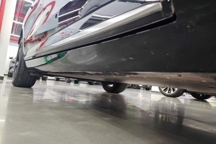 Used Hyptec HT 2023 600 Rear-Drive Tech Edition Right Side Sill