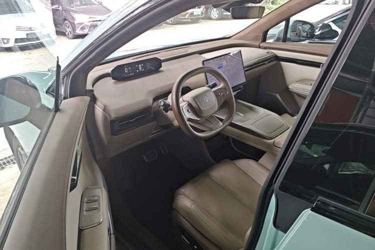 Used Hyptec HT 2023 670 Rear-Drive Ultra-High Voltage Version Driver Seat