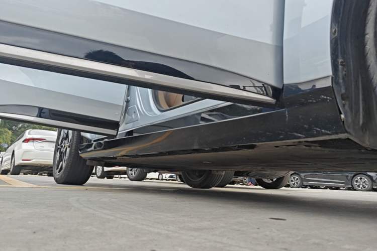 Used Hyptec HT 2023 670 Rear-Drive Ultra-High Voltage Version Right Side Sill