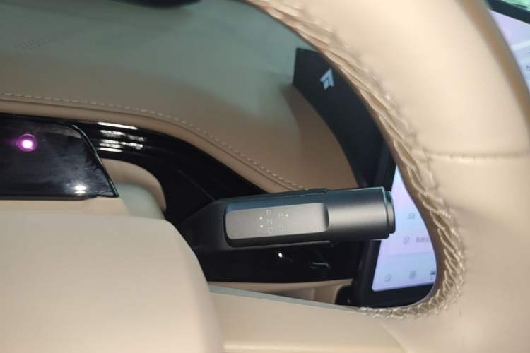 Used Hyptec HT 2023 600 Rear-Drive Tech Edition Gear Lever