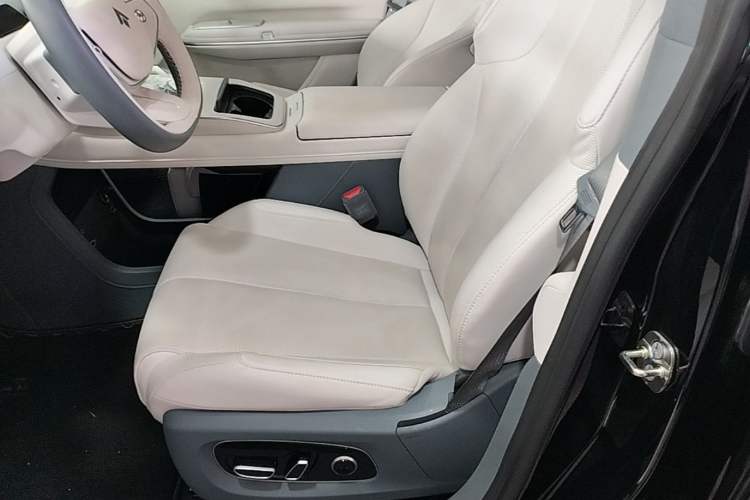 Used Hyptec HT 2023 670 Rear-Drive Ultra-High Voltage Version Left Front Seat