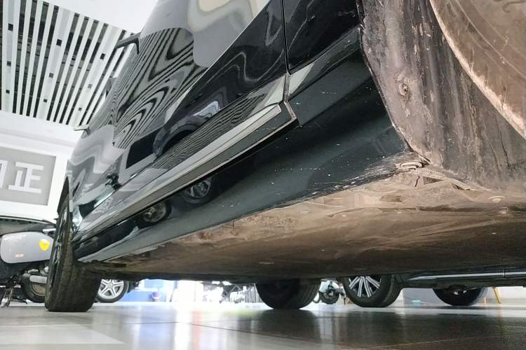 Used Hyptec HT 2023 670 Rear-Drive Ultra-High-Voltage NDA Version Right Side Sill