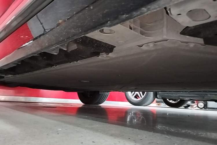 Used Hyptec HT 2023 670 Rear-Drive Ultra-High Voltage Version Right Side Sill