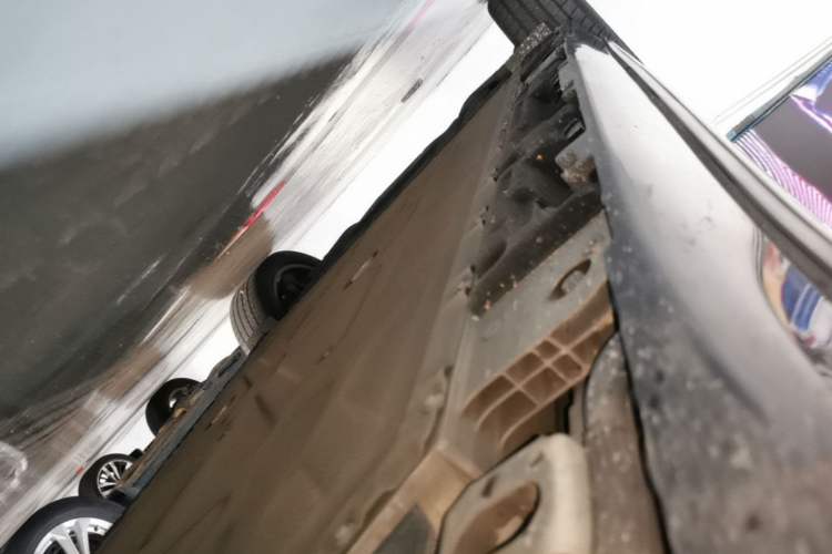 Used Hyptec HT 2023 670 Rear-Drive Ultra-High Voltage Version Right Side Sill