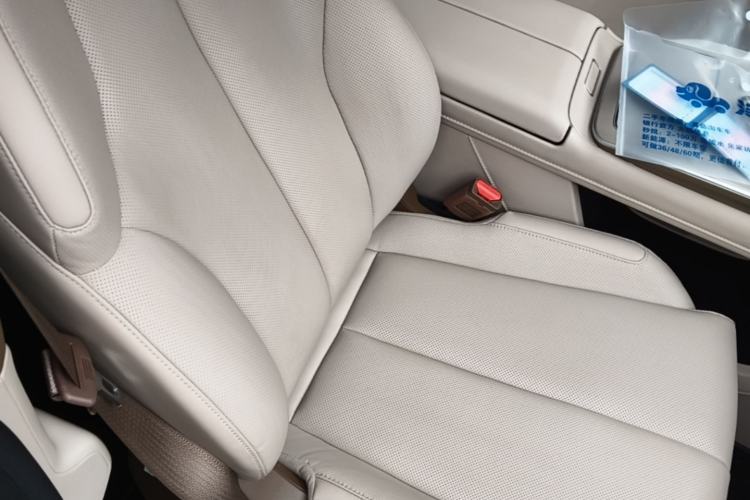 Used Hyptec HT 2024 670 Ultra-High Voltage Deluxe Edition Right Front Seat