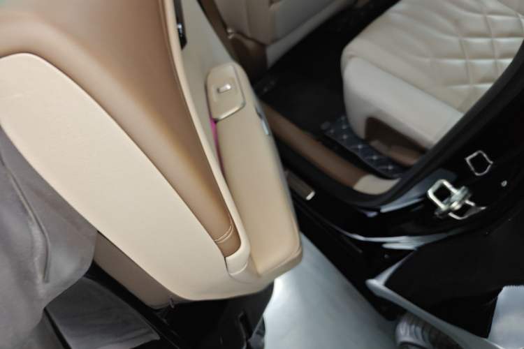 Used Hyptec HT 2024 825 Ultra-High Voltage LiDAR Edition Interior 8