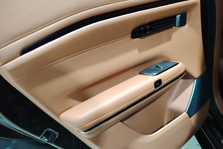 Used Hyptec HT 2024 825 Ultra-High Voltage LiDAR Edition Interior 8