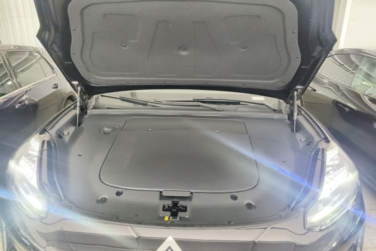 Used Hyptec HT 2025 825 Max Engine Bay