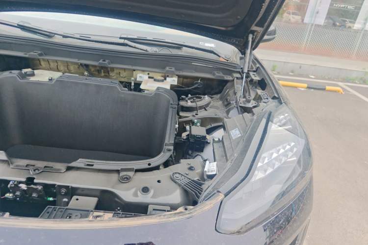 Used Hyptec HT 2025 825 Max Engine Bay Left