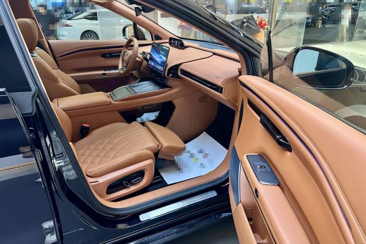Used Hyptec HT 2025 825 Max Interior 4