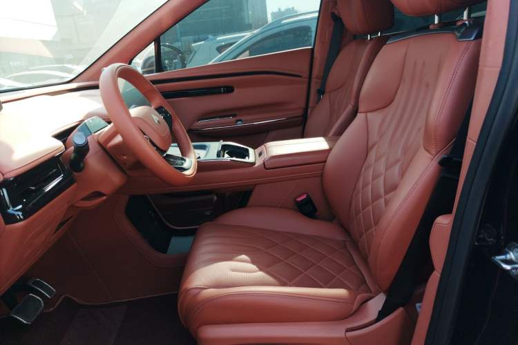 Used Hyptec HT 2025 670 Pro Left Front Seat