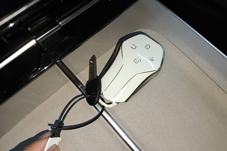 Used Hyptec HT 2025 825 Max Interior 1