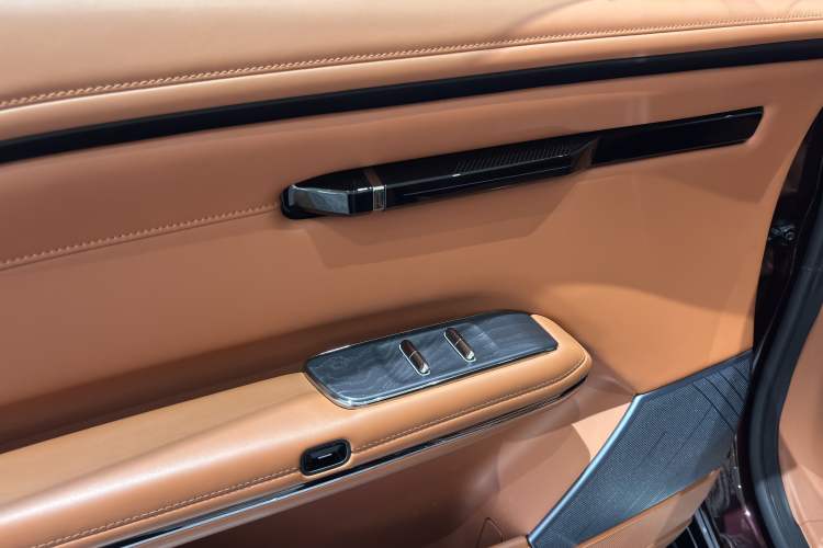 Used Hyptec HT 2025 825 Max Interior 9