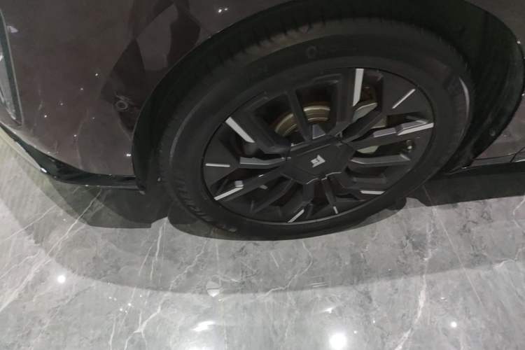 Used Hyptec HT 2025 825 Max Left Front Wheel Hub