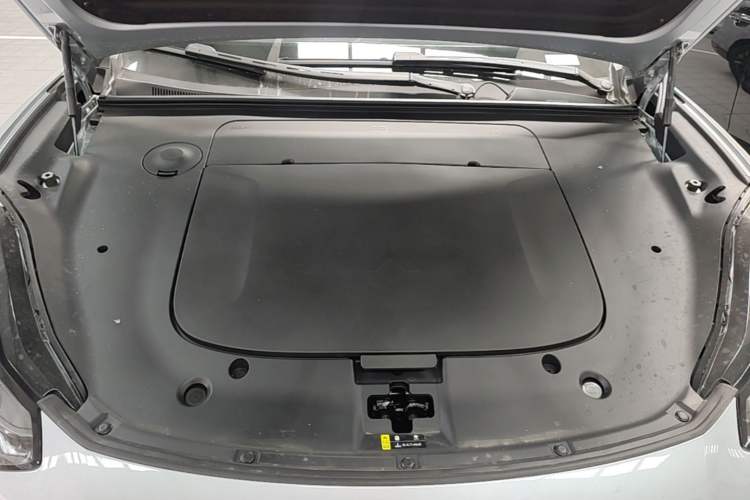 Used Hyptec HT 2025 825 Max Engine Bay