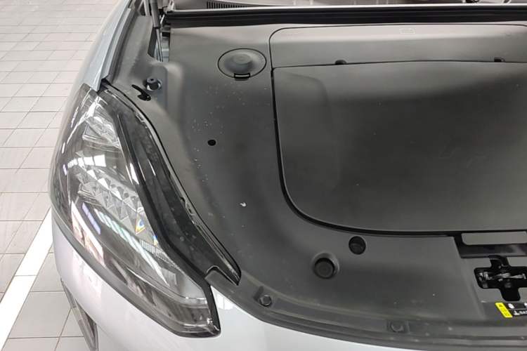 Used Hyptec HT 2025 825 Max Engine Bay Right