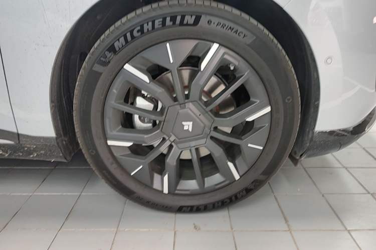 Used Hyptec HT 2025 825 Max Right Front Wheel Hub