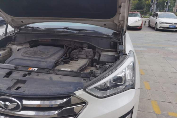Used Hyundai 2013 2.2T 4x4 Luxury Edition 7-Seater Engine Bay Left