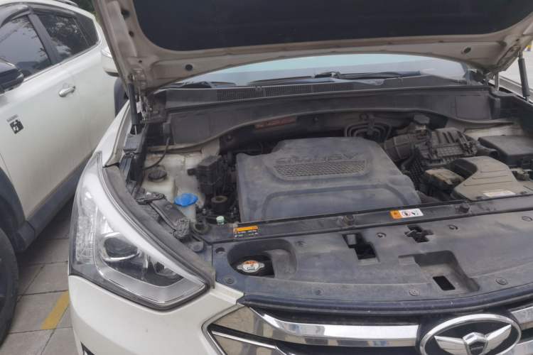 Used Hyundai 2013 2.2T 4x4 Luxury Edition 7-Seater Engine Bay Right
