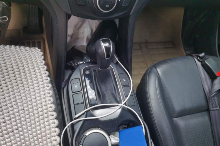 Used Hyundai 2013 2.2T 4x4 Luxury Edition 7-Seater Gear Lever