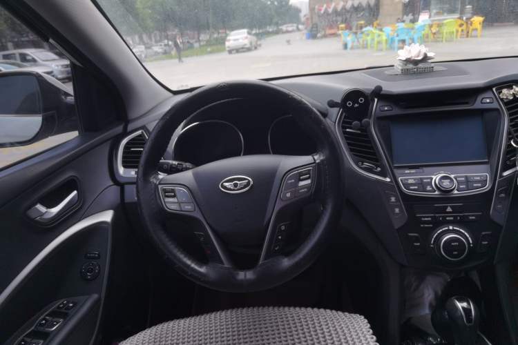 Used Hyundai 2013 2.2T 4x4 Luxury Edition 7-Seater Steering Wheel