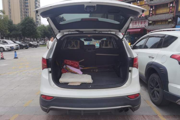 Used Hyundai 2013 2.2T 4x4 Luxury Edition 7-Seater Trunk