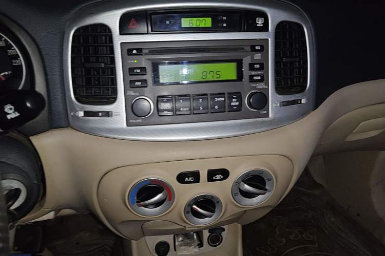 Used Hyundai Accent 2006 1.4 Manual Standard Edition Audio And AC Panel