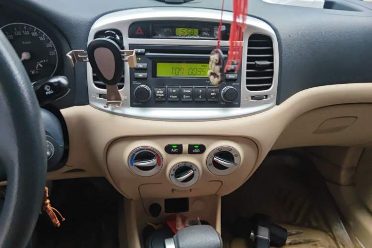 Used Hyundai Accent 2006 1.4 Automatic Comfort Model Audio And AC Panel