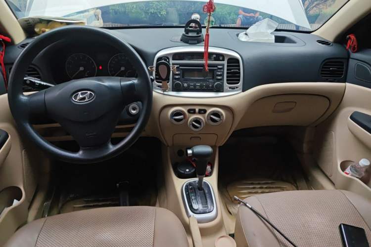 Used Hyundai Accent 2006 1.4 Automatic Comfort Model Center Console
