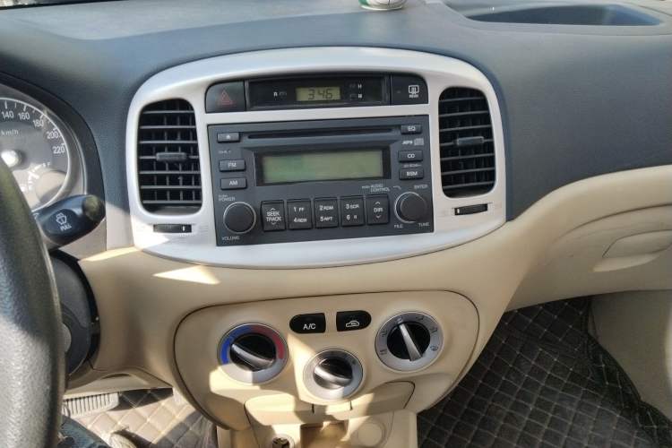 Used Hyundai Accent 2008 1.4 Automatic Comfort Edition Audio And AC Panel