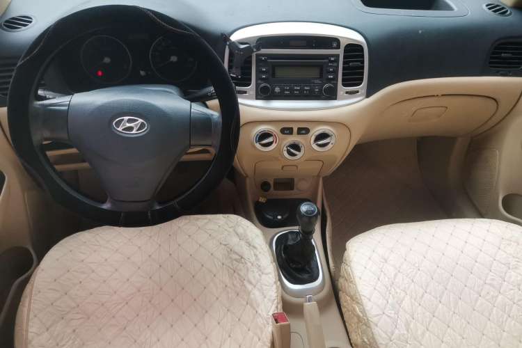 Used Hyundai Accent 2008 1.4 Manual Comfort Edition Center Console