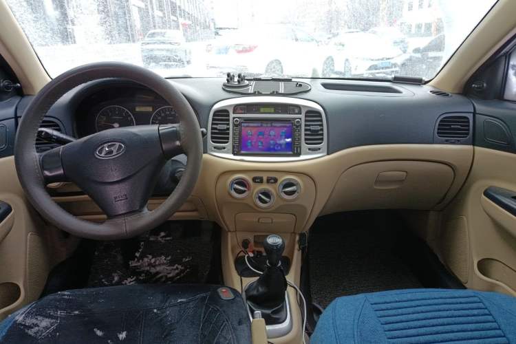 Used Hyundai Accent 2009 1.4 Manual Comfort Navigation Version Center Console
