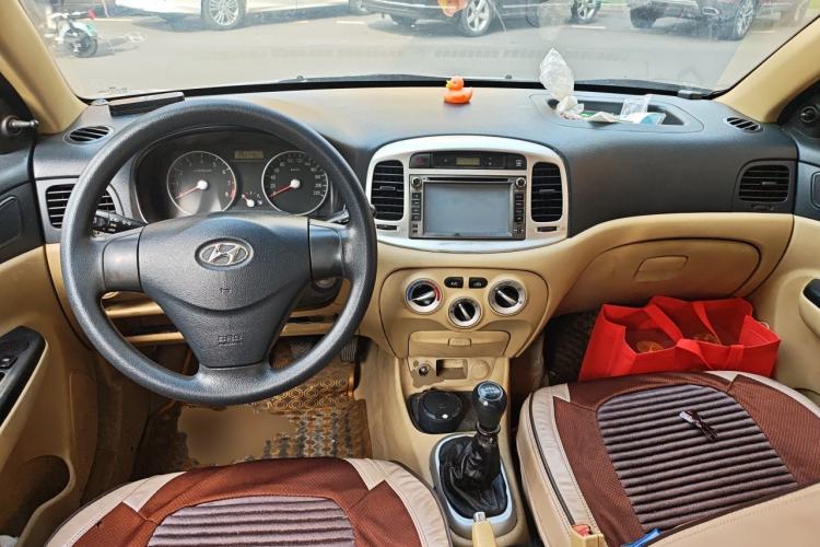 Used Hyundai Accent 2009 1.4 Manual Comfort Navigation Version Center Console