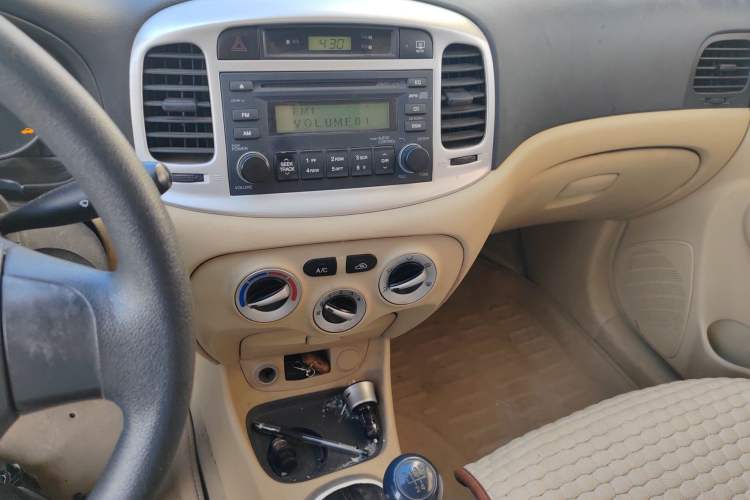 Used Hyundai Accent 2009 1.4 Manual Comfort Navigation Version Audio And AC Panel