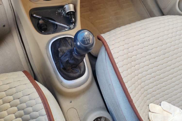 Used Hyundai Accent 2009 1.4 Manual Comfort Navigation Version Gear Lever