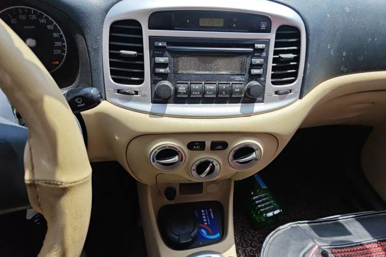Used Hyundai Accent 2011 1.4 Manual Comfort Version Audio And AC Panel