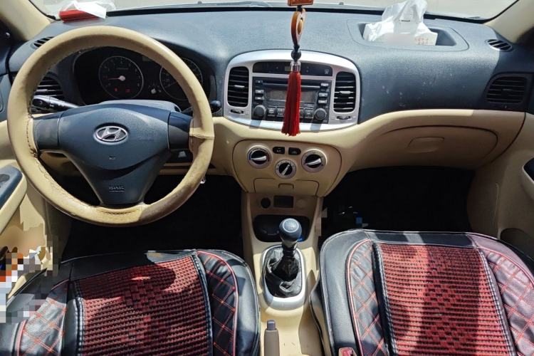 Used Hyundai Accent 2011 1.4 Manual Comfort Version Center Console
