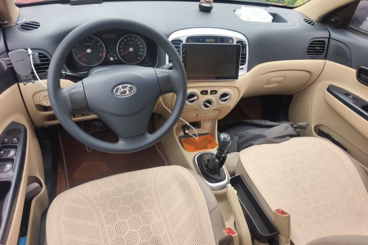 Used Hyundai Accent 2011 1.4 Manual Comfort Version Center Console