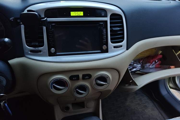 Used Hyundai Accent 2011 1.4 Automatic Comfort Model Audio And AC Panel