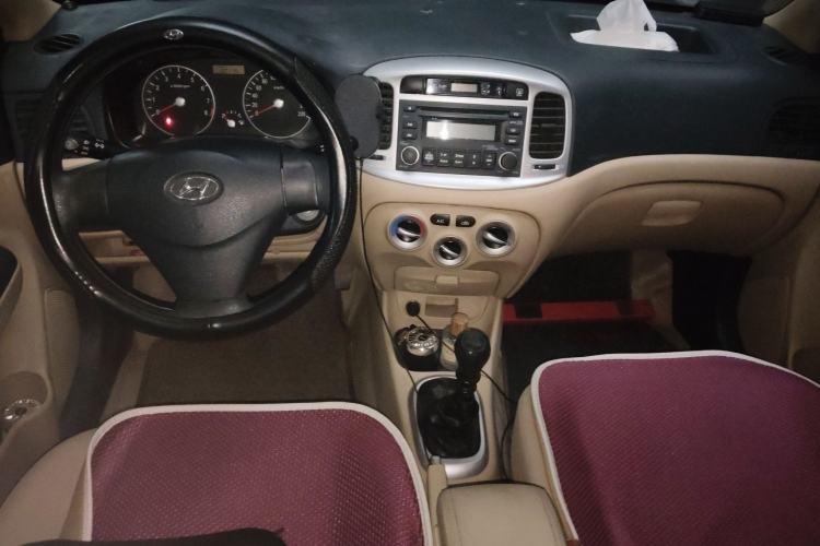 Used Hyundai Accent 2011 1.4 Manual Comfort Version Center Console