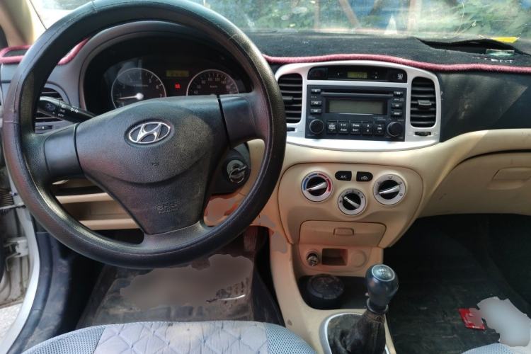 Used Hyundai Accent 2011 1.4 Manual Economy Version Center Console