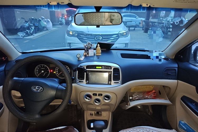 Used Hyundai Accent 2011 1.4 Automatic Comfort Model Center Console