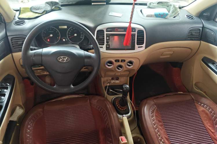 Used Hyundai Accent 2011 1.4 Manual Comfort Version Center Console