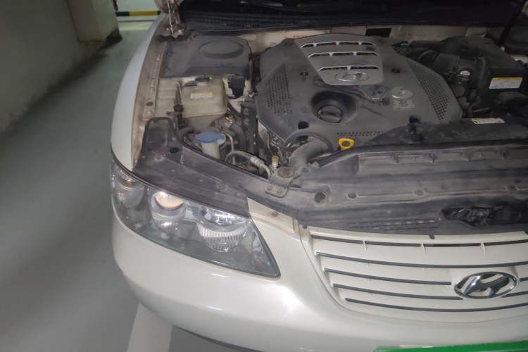 Used Hyundai Azera 2006 3.3 Top-of-the-Line Version Engine Bay Right