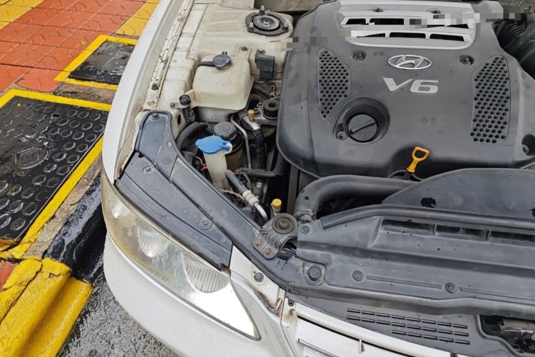 Used Hyundai Azera 2006 2.7 Top-Tier Version Engine Bay Right