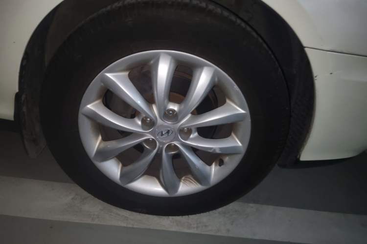 Used Hyundai Azera 2006 3.3 Top-of-the-Line Version Right Front Wheel Hub